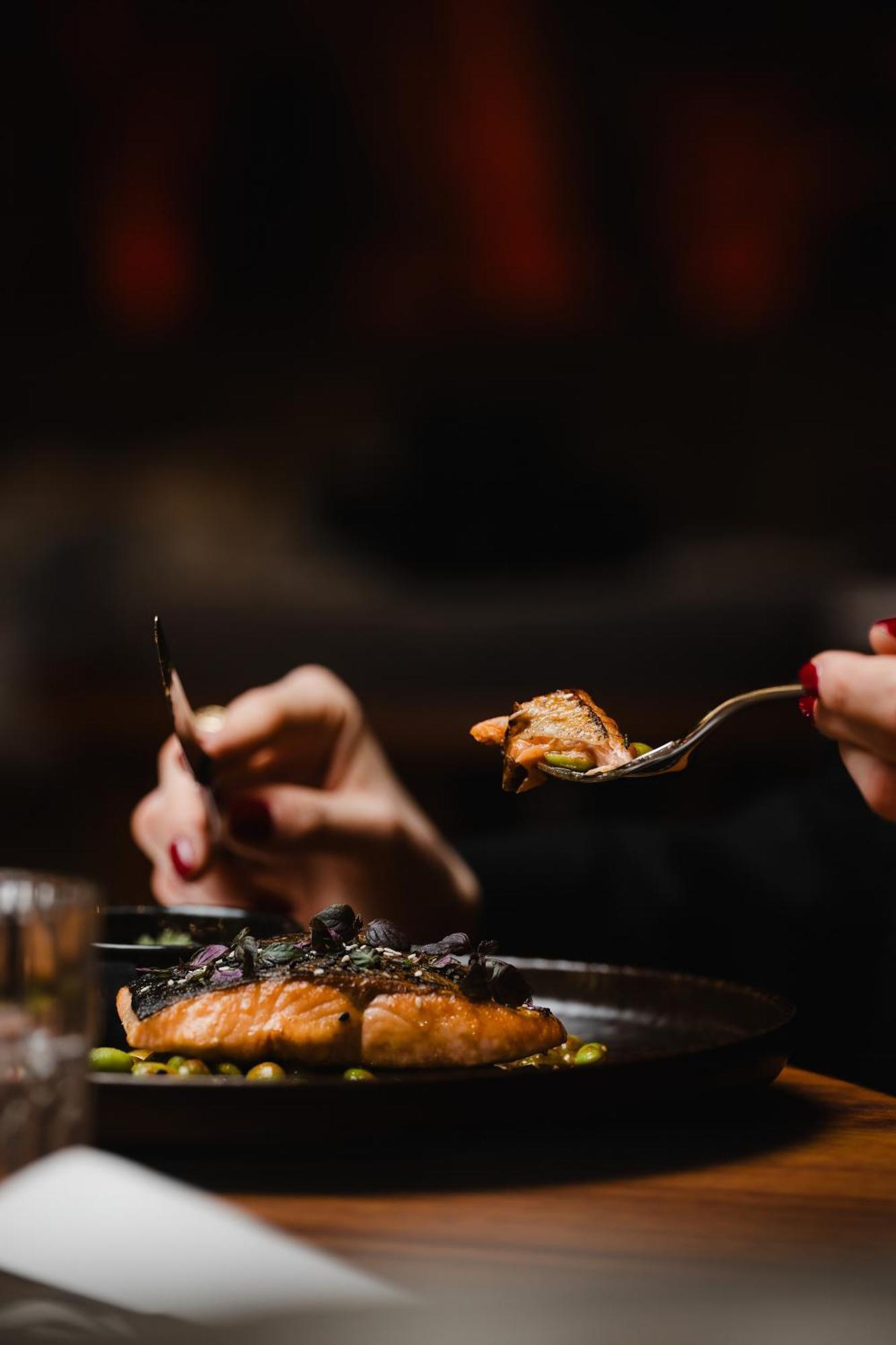 Готель Sly Берлін Екстер'єр фото A woman eating with a knife and fork