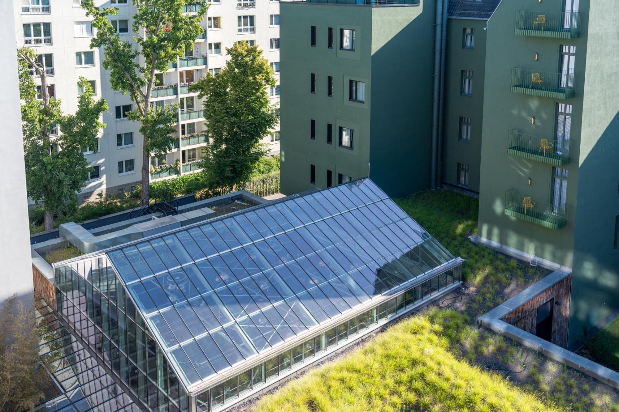 Готель Sly Берлін Екстер'єр фото Solar collectors on a green roof