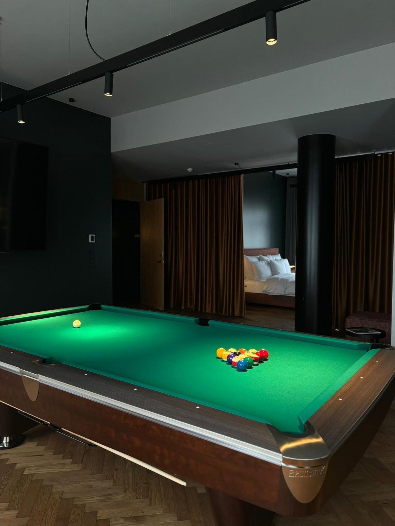 Готель Sly Берлін Екстер'єр фото A pool table