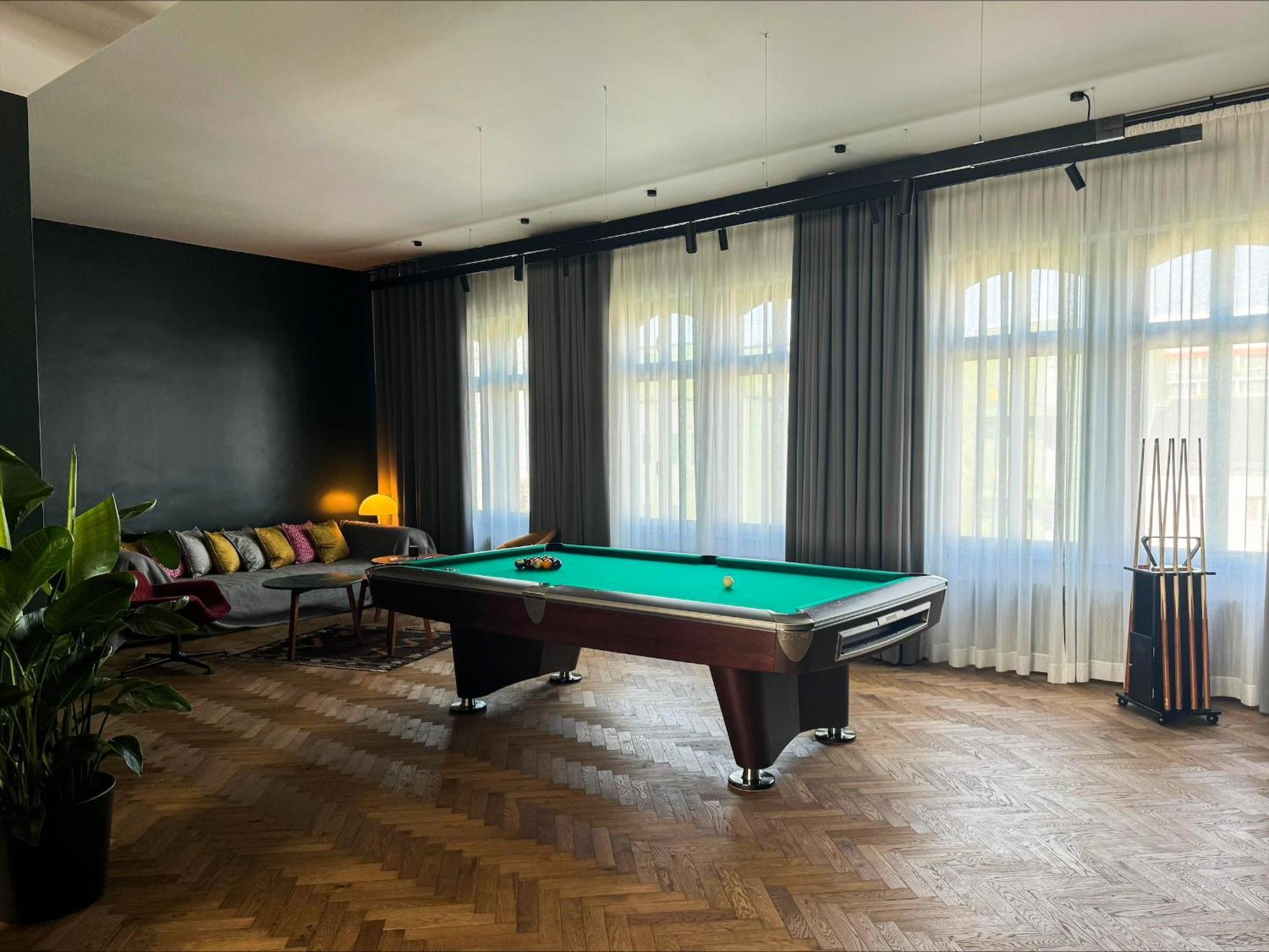 Готель Sly Берлін Екстер'єр фото A pool table in a home